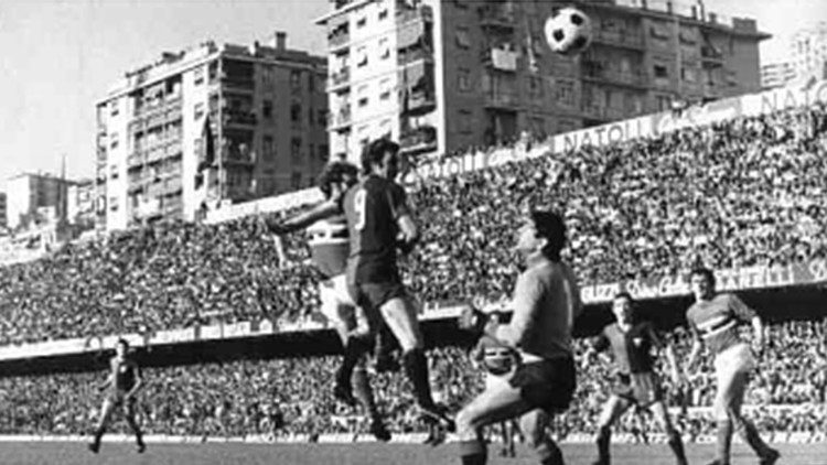 Stadio Marassi (1976): un momento del derby della Lanterna con giocatori di Genoa e Sampdoria