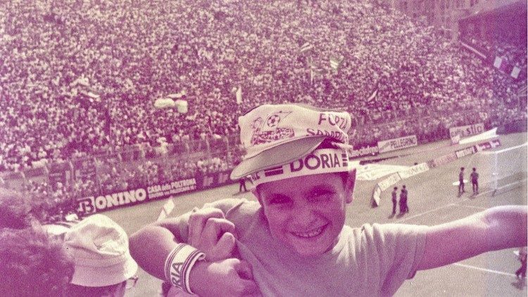 Genova, stadio Marassi (1982): un bambino (Amedeo Lomonaco) prima di una partita di calcio