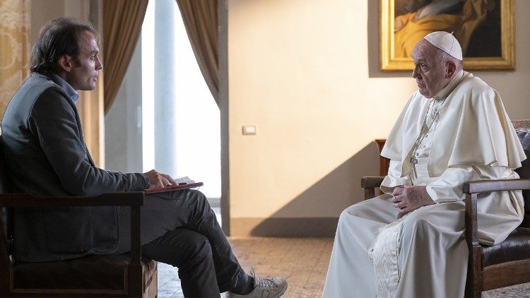 Papež Frančišek med intervjujem z don Marcom Pozzem