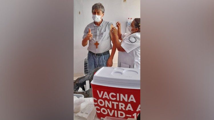 Dom Valentim Fagundes de Meneses sendo vacinado
