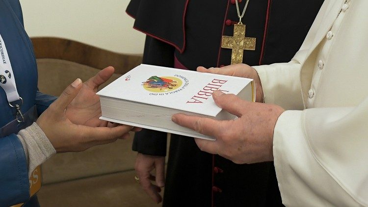 Il Santo Padre consegna un'edizione particolare della Bibbia