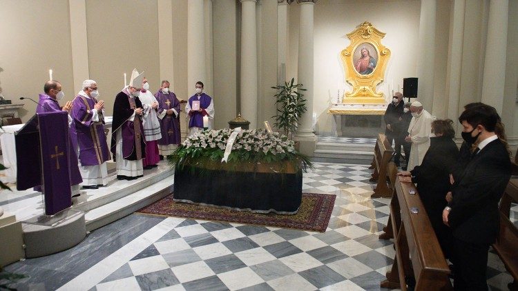 教宗方濟各參加私人醫生索科西的葬禮