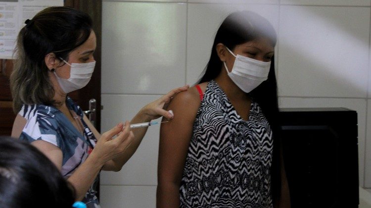 Indigene in Brasilien bei der Corona-Schutzimpfung