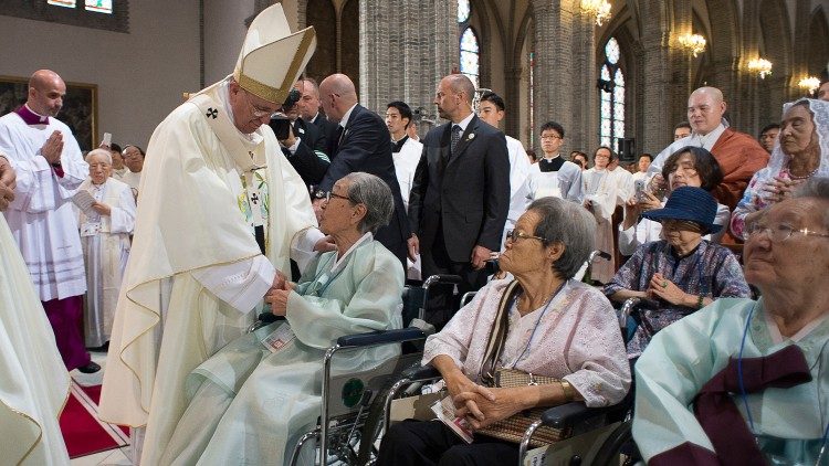 Le Pape et d'anciennes femmes de réconfort lors de son voyage apostolique en Corée.