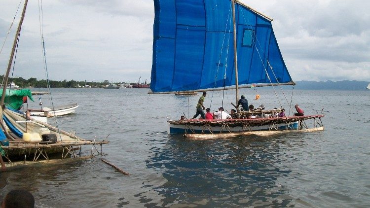 Os barcos utilizados para se mover de uma ilha para outra em Papua Nova Guiné