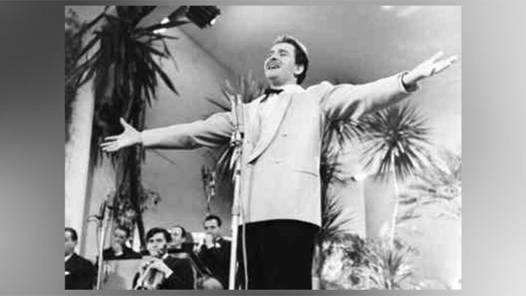 Festival di Sanremo del 1958. Domenico Modugno canta la canzone "Nel blu dipinto di blu"