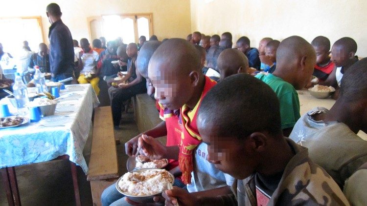 Istituto minorile di Antananarivo: il momento del pranzo