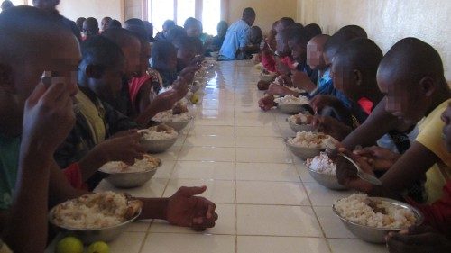 Salesiani: cibo e parole di speranza in un carcere minorile del Madagascar