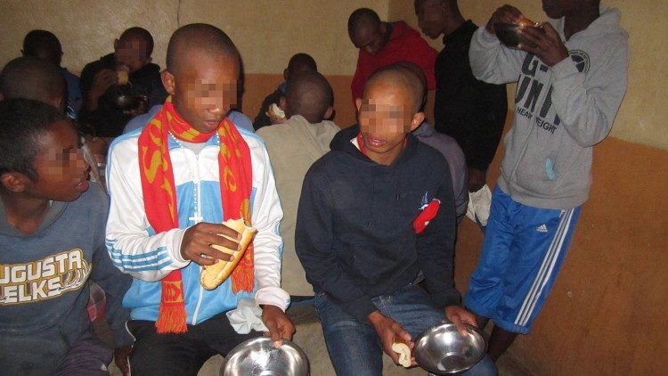 Carcere minorile di Antananarivo: ragazzi in attesa del pranzo