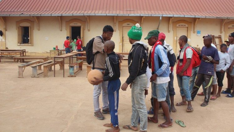 Carcere minorile di Antananarivo: ragazzi in fila in attesa di giocare con un pallone