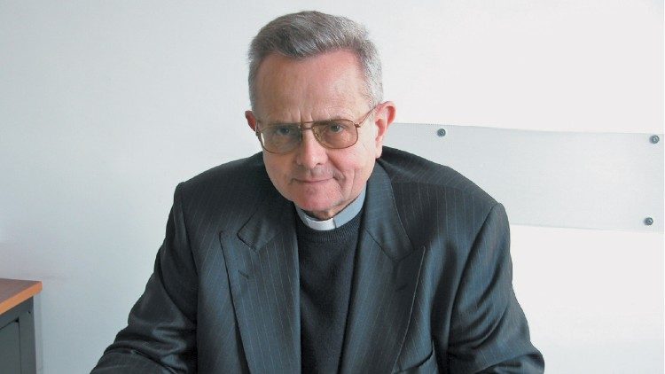 Preotul iezuit polonez Andrzej Koprowski, fost director de programe la Radio Vatican