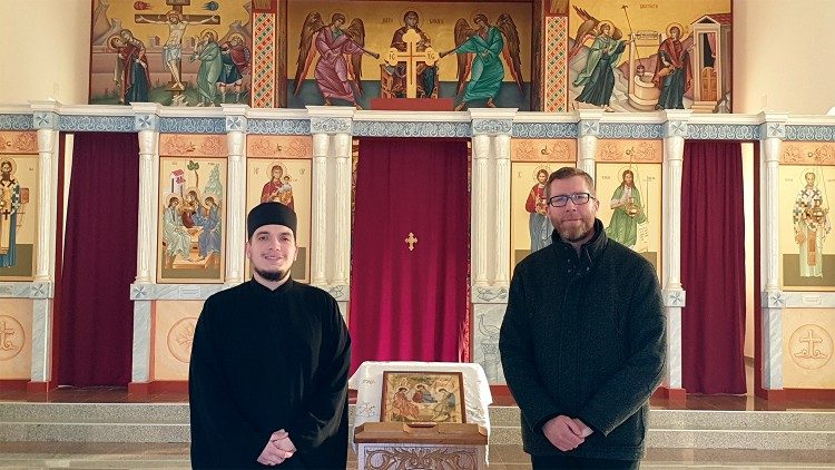 Padre Stanko Perica (da destra) nella chiesa ortodossa della Discesa dello Spirito Santo sui discepoli di Bihac, con il parroco Slavisa Milinovic