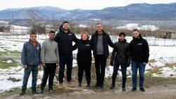 Bosnia-Bihac-Jesuit-Refugee-Service-p.-Stanko-Perica-operatori-e-profughiAEM.jpg