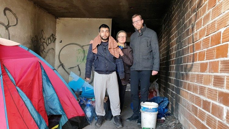 Padre Perica (a destra) con alcuni profughi nell'ex ospizio abbandonato di Bihac. Al centro Elena Kushnir