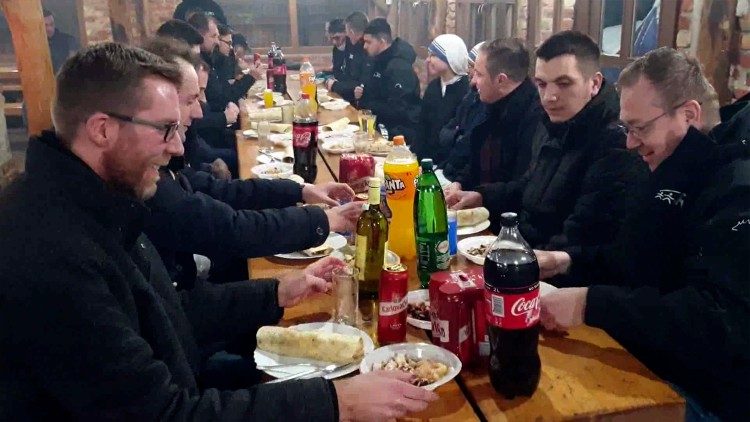 Pater Stanko Perica i djelatnici Isusovačke službe za izbjeglice u BiH