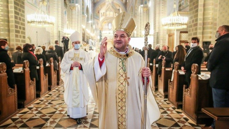 Felföldi László pécsi megyéspüspök köszönti a beiktatásán részt vevő híveket