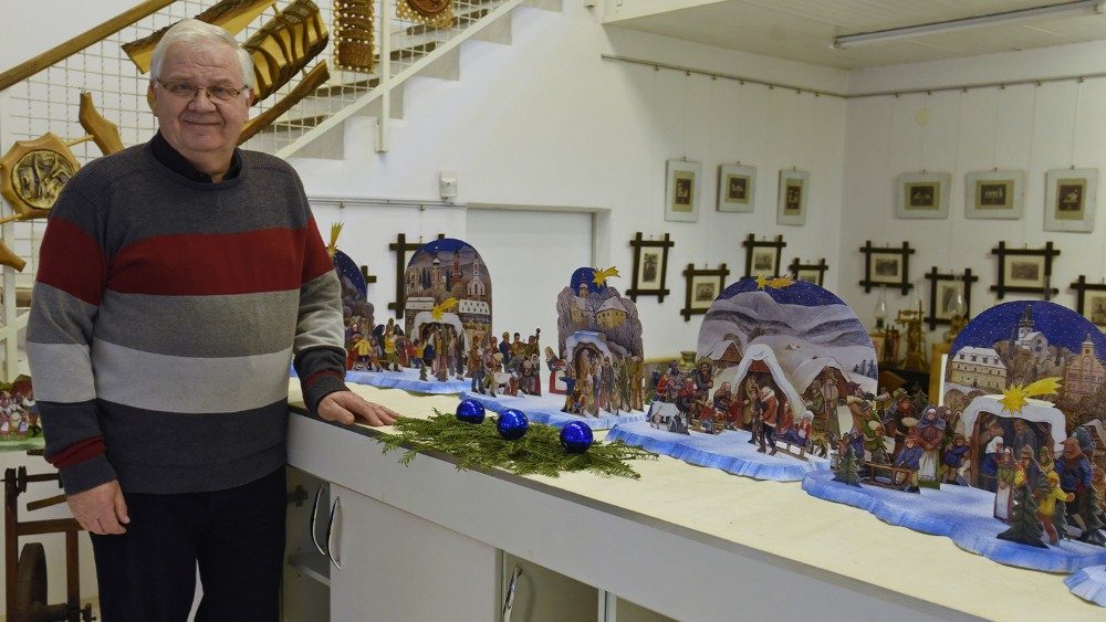 Jože Žlaus je pripravil v Vojniku mednarodno razstavo jaslic akademskega slikarja Jiŕija Škopka.