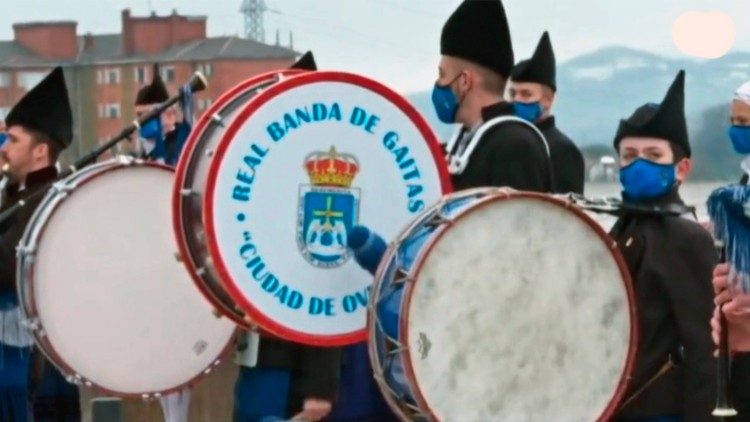 La Real Banda de Gaitas de Oviedo toca ante el Hospital Universitario, España. 