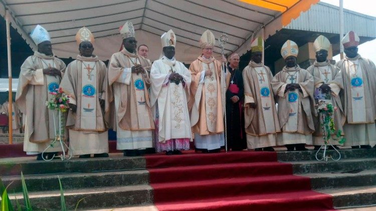Kardinolas P. Parolin Bamendoje su Kamerūno vyskupais