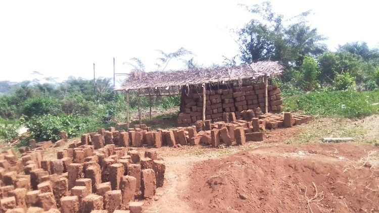 Una construcción en Liberia llevada a cabo por la Sociedad de las misiones africanas. El Óbolo de San Pedro apoya también las obras de los religiosos.