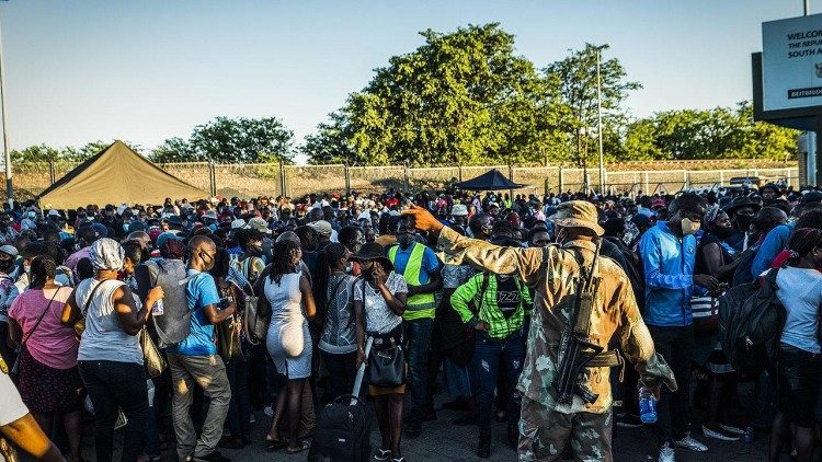 Refugiados aglomerados na fronteira com a África do Sul
