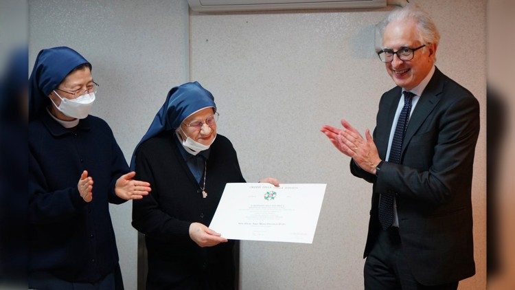 Suor Maria Dorotea riceve l'onorificenza del presidente Mattarella
