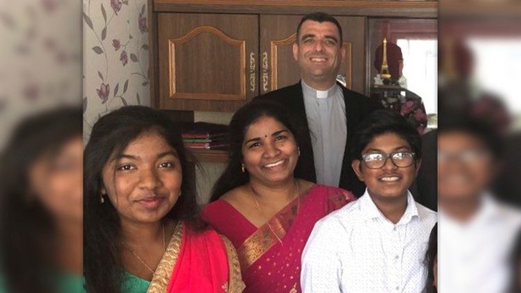 Le père Guillet en visite dans une famille tamoule.