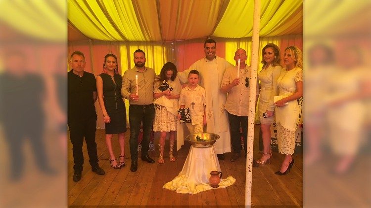 Célébration d'un baptême d''enfants d'une famille de cirque, sous un chapiteau.