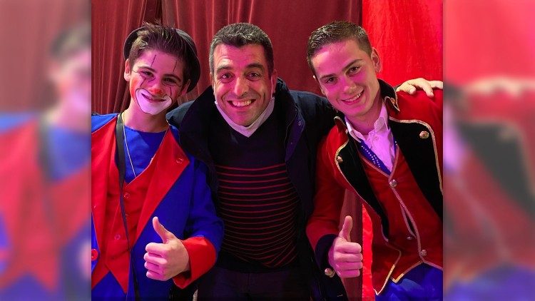 Le père Guillet avec deux jeunes artistes de cirque.