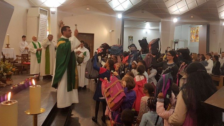 La bénédiction des enfants et de leurs cartables, à l'occasion de la messe pour la rentrée scolaire.