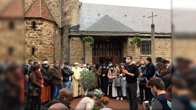 Un olivier a été planté devant l'église paroissiale de Trappes après la messe de la Toussaint 2020, en présence des élus locaux et des représentants du culte musulman.