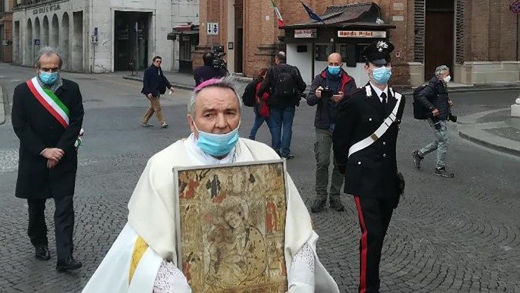 La processione del vescovo Corazza durante il lockdown