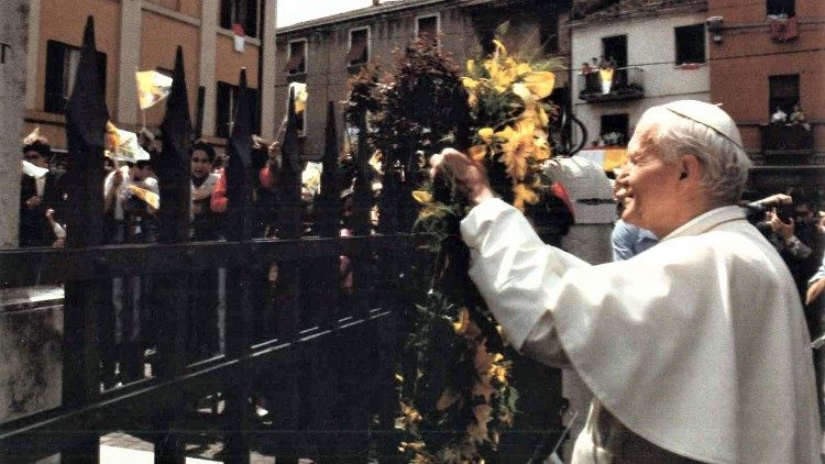 L'omaggio di  san Giovanni Paolo II nel 1986