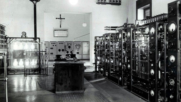 Der neue Kurzwellensender der Marke Telefunken mit dem Original-Marconi-Sender während des Krieges