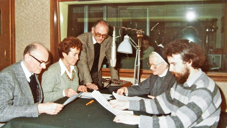 Baum (l.) im Studio mit der deutschsprachigen Redaktion (in der Bildmitte Pater Eberhard v. Gemmingen, Aufnahme aus den achtziger Jahren)