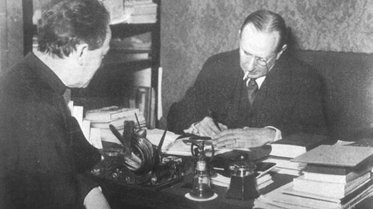 Guglielmo Marconi con padre Giuseppe Gianfranceschi 8di spalle), il gesuita primo direttore della Radio Vaticana