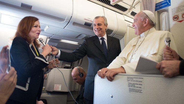 Una conferenza stampa in aereo di Papa Francesco con Alberto Gasbarri e Roberto Bellino (con le cuffie) di Radio Vaticana