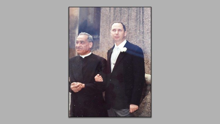 L'ingegner Giudici nel giorno del matrimonio (1969). Accanto a lui il padre spirituale, padre Francesco Pellegrino.