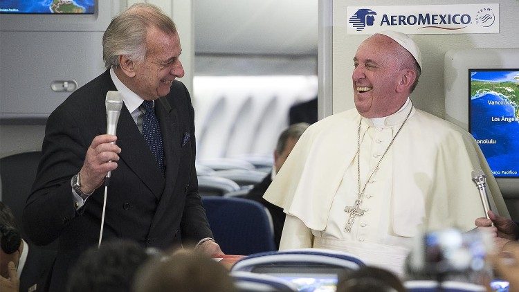 Alberto Gasbarri in una conferenza stampa di Papa Francesco durante un volo