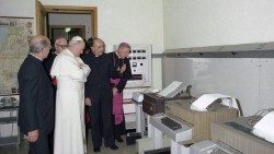 Giovanni-Paolo-II-in-visita-alla-sede-della-Radio-Vaticana-di-Palazzo-Pio---5-febbraio-198.jpg