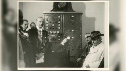 Pio-XI-e-Guglielmo-Marconi-inaugurano-la-Radio-Vaticana-1931-BIS.jpg