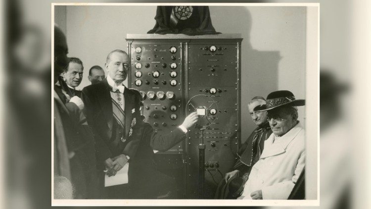 1931 में गुलिएल्मो मार्कोनी और संत पापा पियुस ग्यारहवें वाटिकन रेडियो का उद्घाटन करते हुए