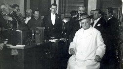 Pio-XI-e-Guglielmo-Marconi-inaugurano-la-Radio-Vaticana-1931.jpg