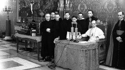 Pio-XII-il-24-agosto-1939-nel-giorno-del-celebre-radiomessaggio-per-la-pace.jpg