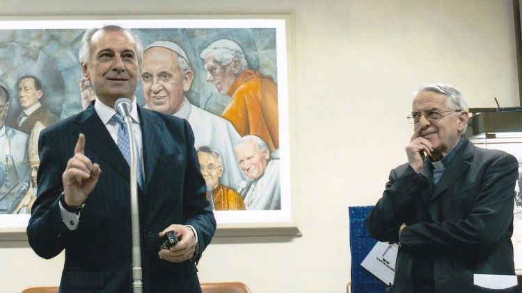 Il saluto di Alberto Gasbarri ai colleghi della Radio Vaticana, il 29 febbraio 2016, con padre Federico Lombardi