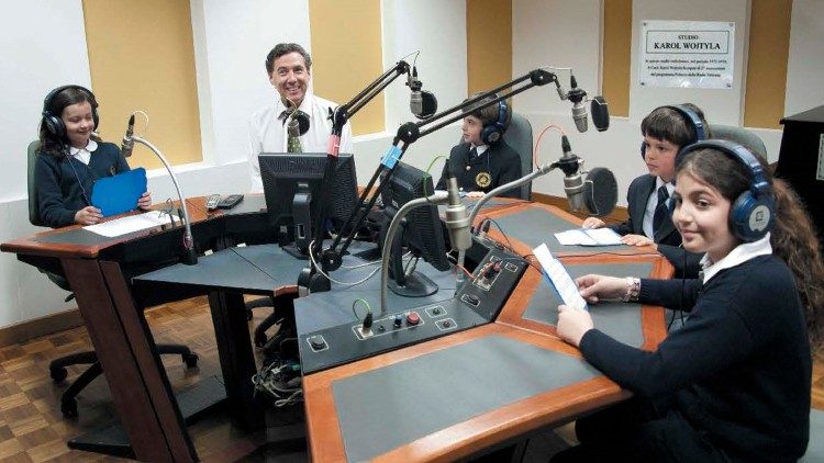 Seàn Patrick Lovett talks to a group of schoolchildren in one of Vatican Radio's studios