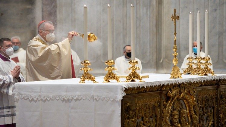Le cardinal Parolin encense l'autel lors de la messe célébrée à la basilique Saint-Pierre pour le 90e anniversaire de Radio Vatican, le 12 février 2021.