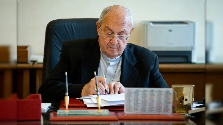 El Cardenal Leonardo Sandri en su oficina