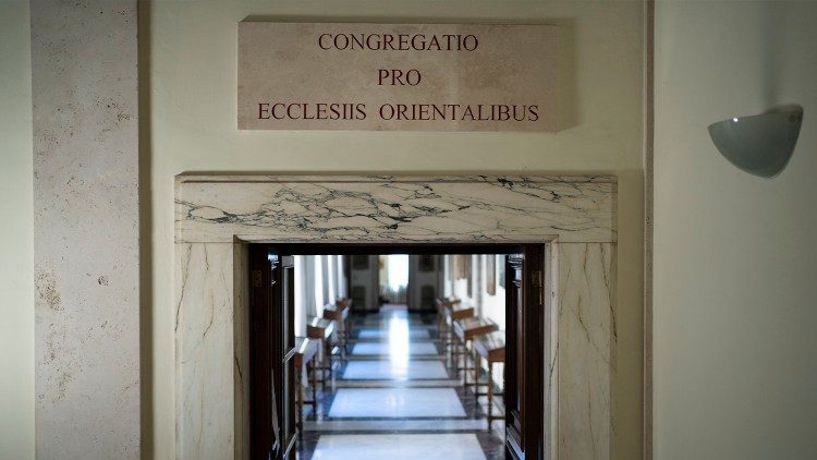 La targa con la scritta in latino all'ingresso della Congregazione