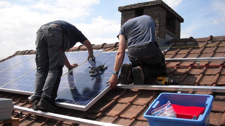 Instalación de paneles solares en el tejado de un edificio.